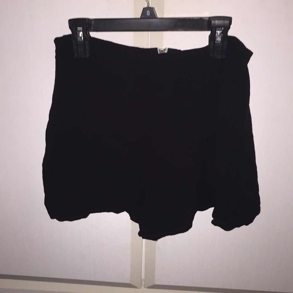 Flowy black short